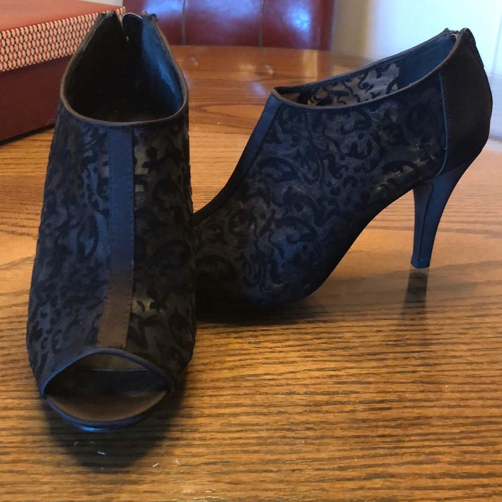 Black high heel shoes with velvet illusion